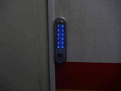 Controlportas Lda - Galeria - Controlo de Acessos com digicodes e leitores de pr