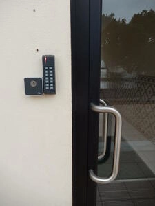 Controlportas Lda - Galeria - Controlo de Acessos com digicodes e leitores de pr