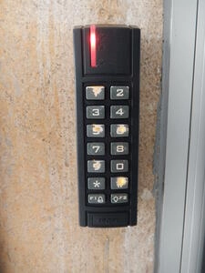 Controlportas Lda - Galeria - Controlo de Acessos com digicodes e leitores de pr
