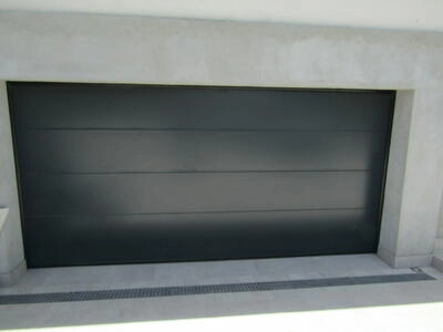 Controlportas Lda - Galeria - Portões seccionados  - Modelo LISO 